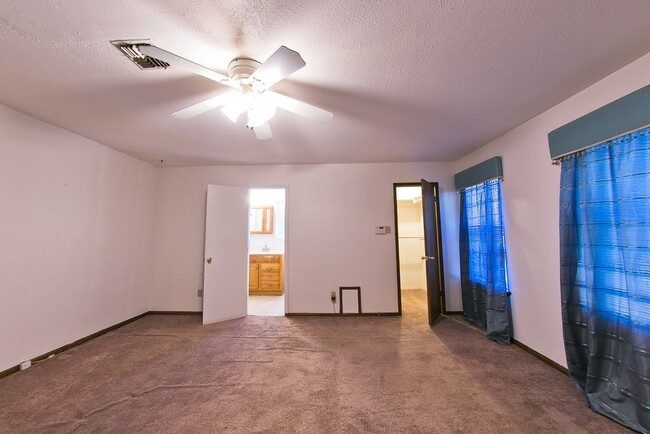 Building Photo - 8435 Sterlingshire St