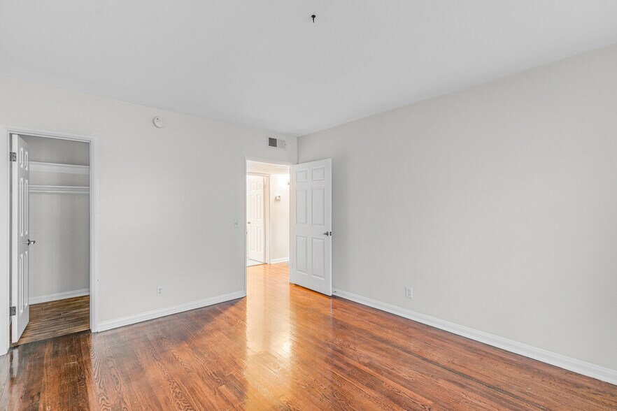 Building Photo - 222 S Rexford Dr