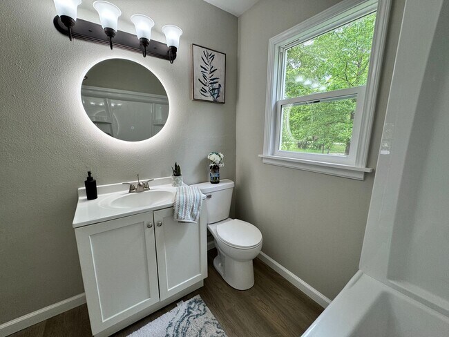 Building Photo - Remodeled 3 bed, 1 bath home for rent in Waterloo