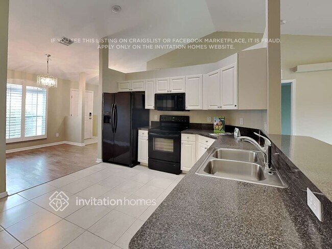 Building Photo - 5816 33rd Dr E