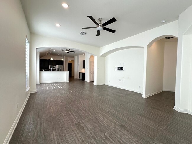 Building Photo - Single Story, 3 Bedroom, 2 Bathroom Home f...