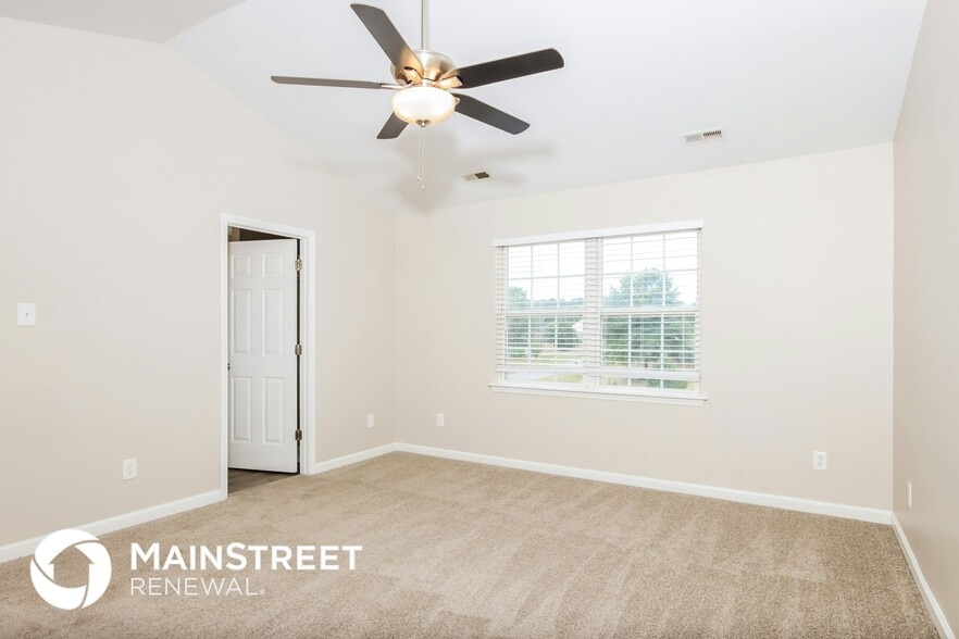 Building Photo - 2060 Hidden Pond Dr