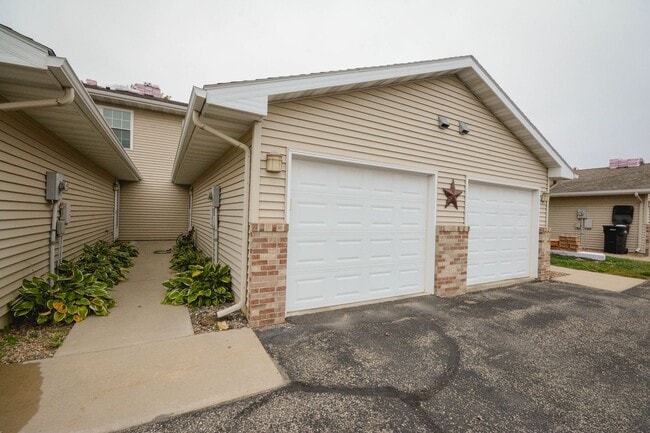 Building Photo - Spacious 2-story townhouse with extra garage space available!