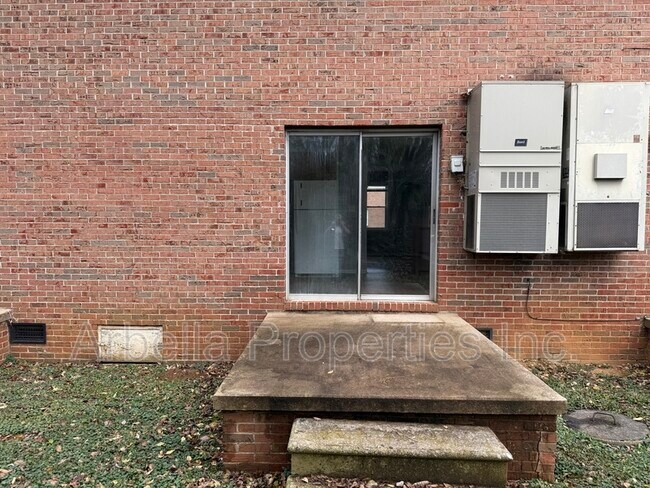 Building Photo - 1404 Bloomingdale Rd