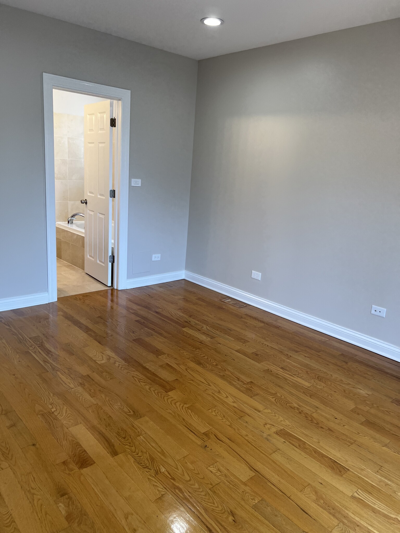 Master bedroom - 2327 S Sawyer Ave
