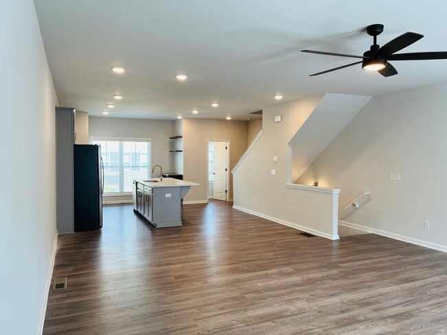 Building Photo - Stunning 3 bedroom, 3.5 bathroom townhome ...