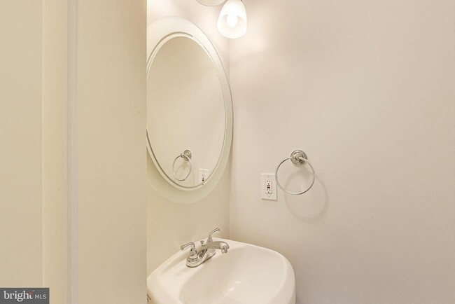 Building Photo - 317 Todd Pl NE