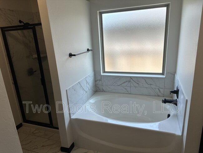Building Photo - 2229 Roca Dr