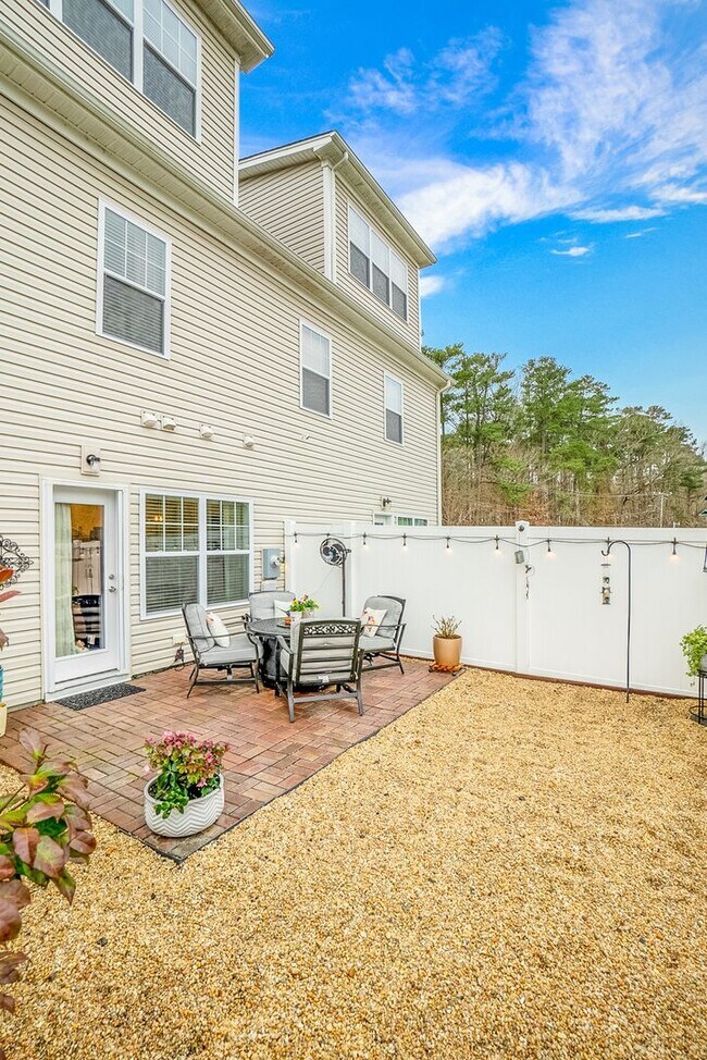 Building Photo - Luxury Townhome for Rent near Regent!