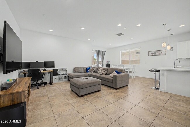 Building Photo - 9012 W Solano Dr