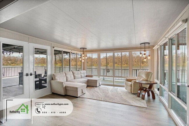 Building Photo - 3317 Riverside Dr