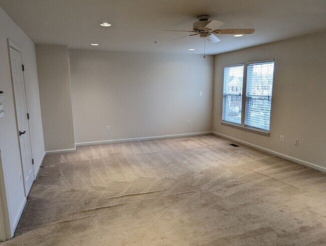 Building Photo - Gorgeous 3 level townhouse in North Potoma...
