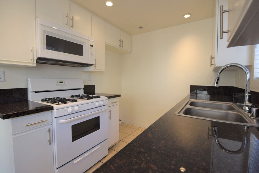 Building Photo - 5002 Tujunga Ave