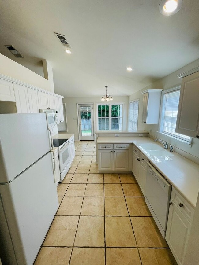 Building Photo - GLEN AT GOLDEN EAGLE