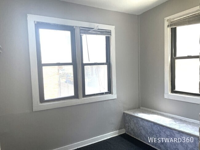 Building Photo - 2549 N Avers Ave