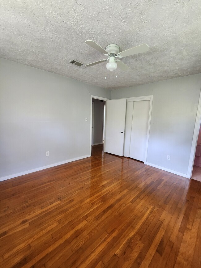 Building Photo - 306 N Southland Dr