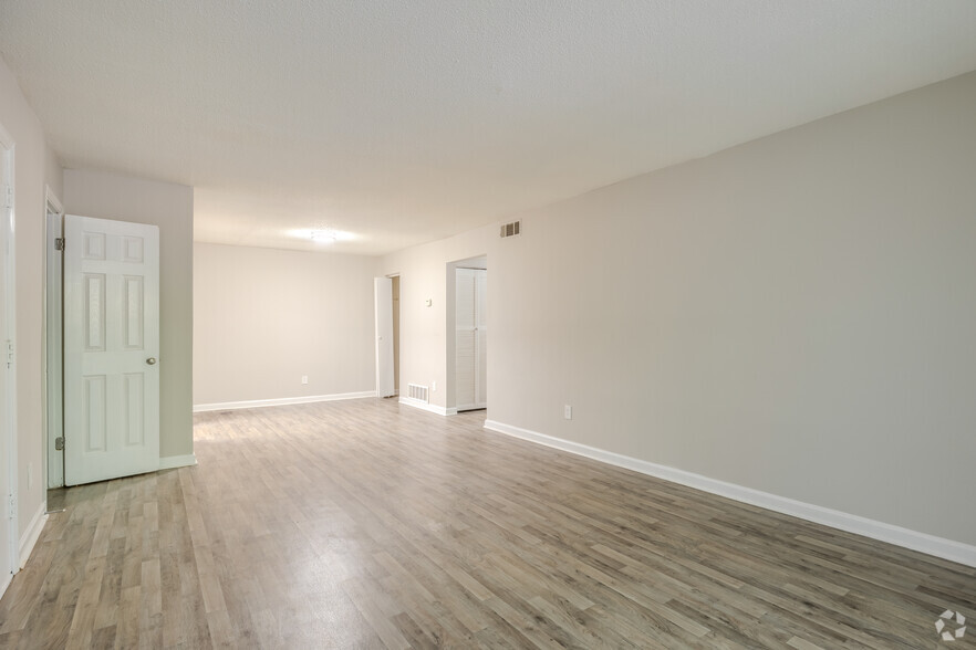 1BR, 1BA - 902SF - Living Room - Royal Manor