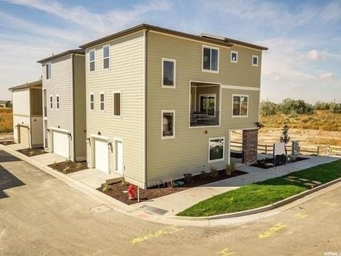 Building Photo - Beautiful home within walking of Station Park with HOA swimming pool.