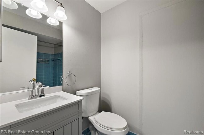 Building Photo - 1432 Oakbrook E Dr