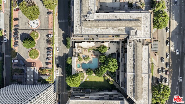 Building Photo - 121 S Hope St