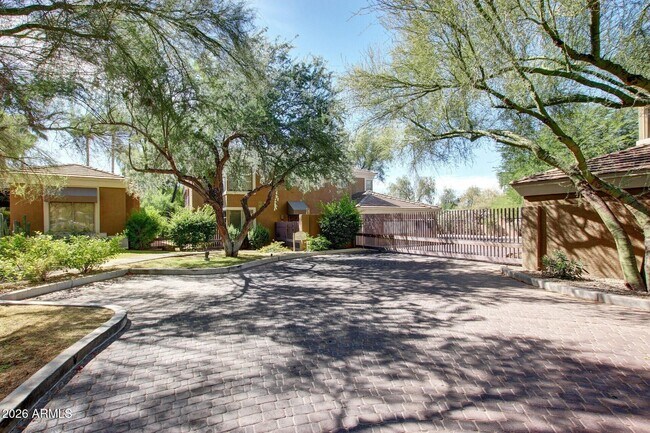 Building Photo - 1411 E Orangewood Ave