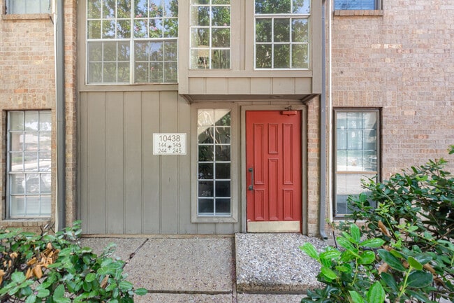 Building Photo - 10438 High Hollows Dr