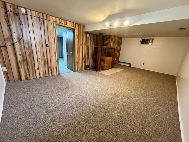 Building Photo - East Side 2 Bed/2 Bath w/ Bonus Room!
