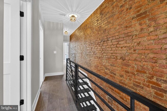 Building Photo - 34 W Sharpnack St