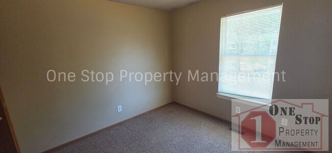 Building Photo - 3 Bedroom 2 Bathroom Duplex with 1 car garage in KCMO