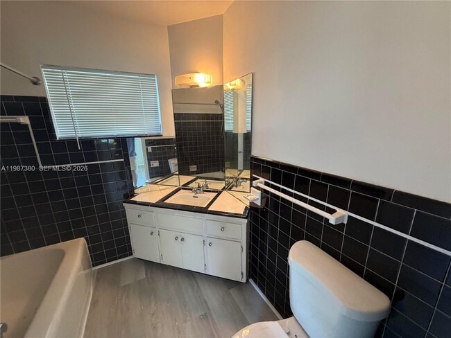 Building Photo - 311 SW 11th Ct