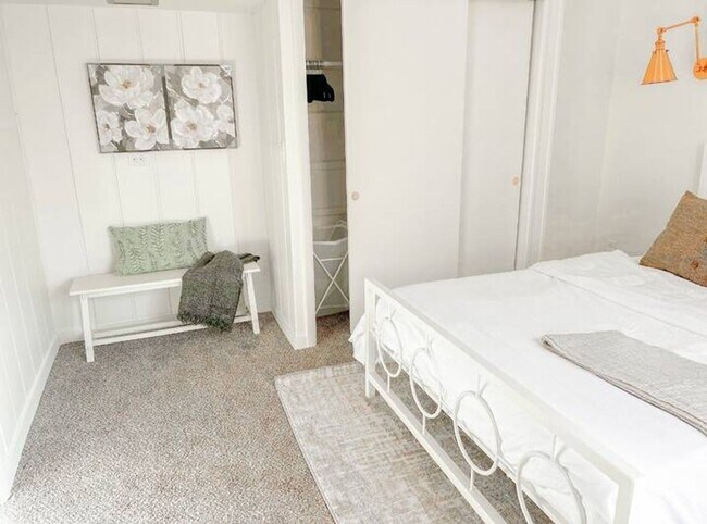 Building Photo - Modern 4 bed/2 bath with Mountain Views and a Fenced Backyard