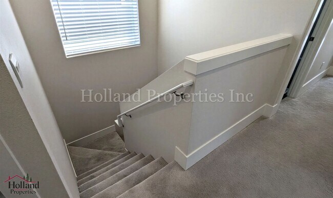 Building Photo - 3 Bedroom | 2.5 Bath Luxury Home Near Progress Ridge