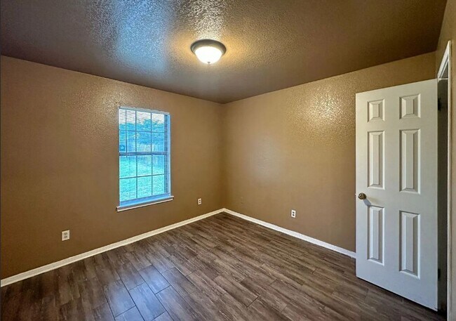 Building Photo - 3805 Sawtooth Dr