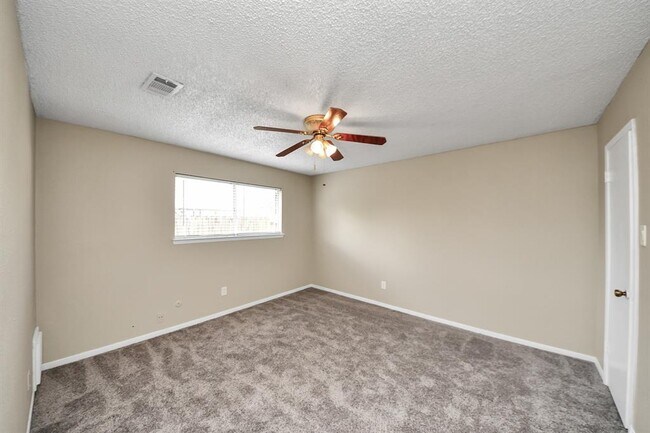 Building Photo - 2410 Manila Ln