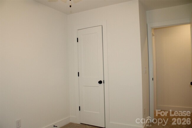 Building Photo - 562 W Park Ave