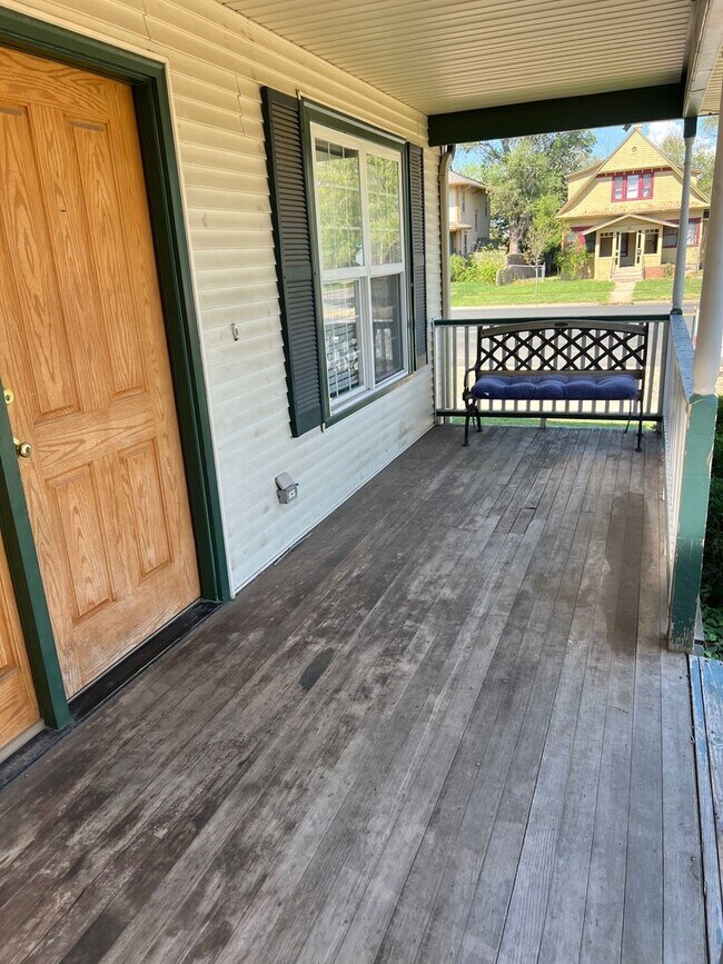 Building Photo - AVAILABLE NOW - BEAUTIFUL 6 bedroom home F...