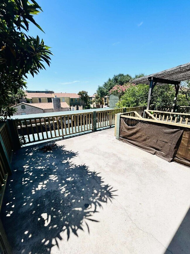 Building Photo - 3678 Hidden Dr