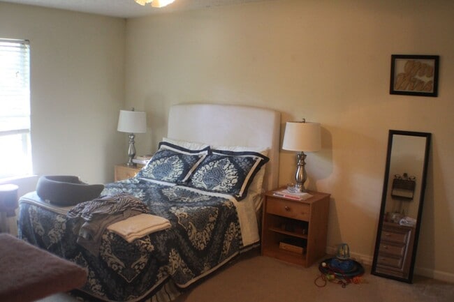 Building Photo - 3 Bedroom Apartment Off of South Lumpkin w...