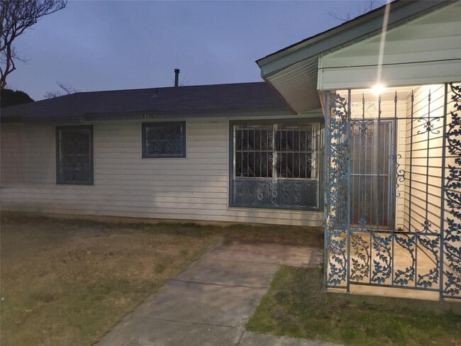 Building Photo - 8336 Bunche Dr