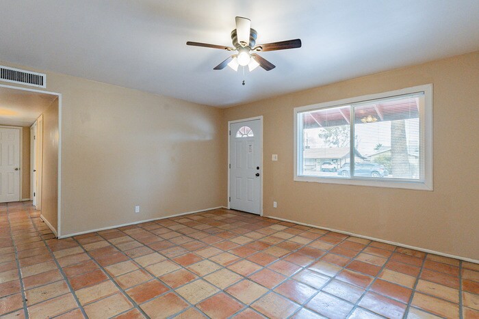 Building Photo - 1025 W 12th Pl