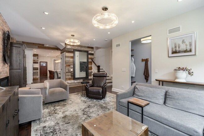 Building Photo - 4334 N Kenmore Ave