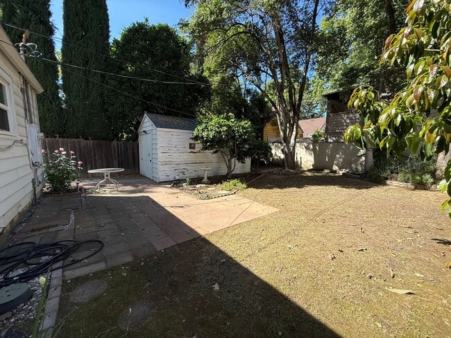 Building Photo - Cozy 2 bed 1 bath available now!