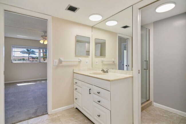 Building Photo - 1020 Palm View Dr