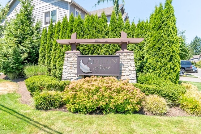 Building Photo - Large and Luxurious 2013 Built Home!