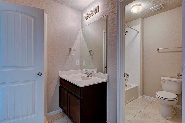 Building Photo - 2212 Bettylou Ln