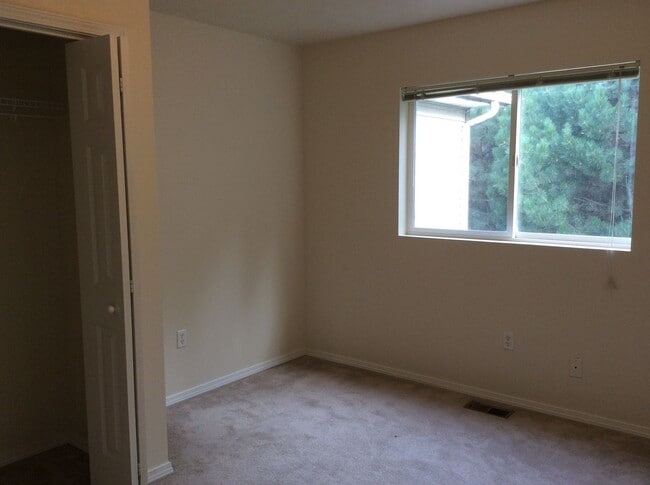 Building Photo - 2430 NW Granite Ct