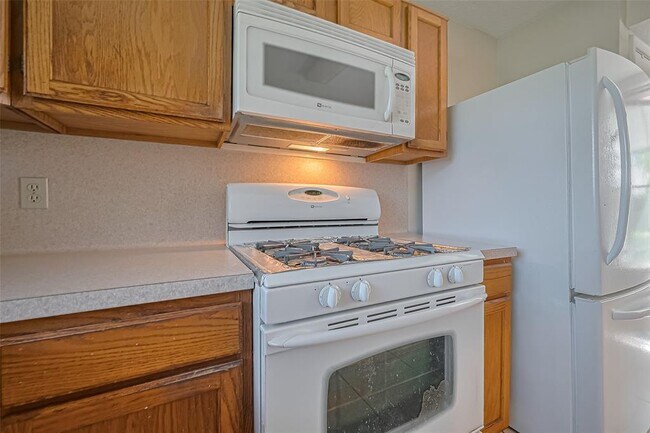 Building Photo - 3812 Redbud Dr