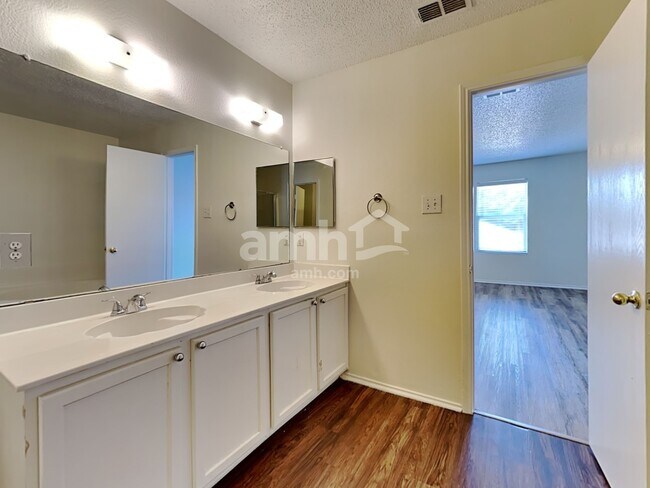 Building Photo - 1039 Mazourka Dr