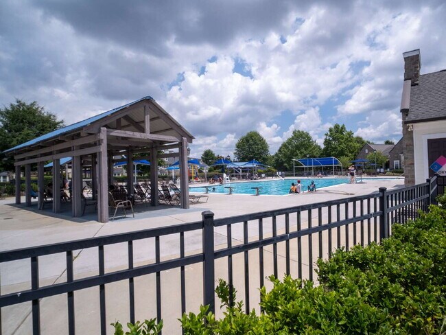 Building Photo - "Exquisite  2-Bed Townhouse with 2.5 Baths in Prime Charlotte Location – 1,531 Sq Ft of Comfort!"