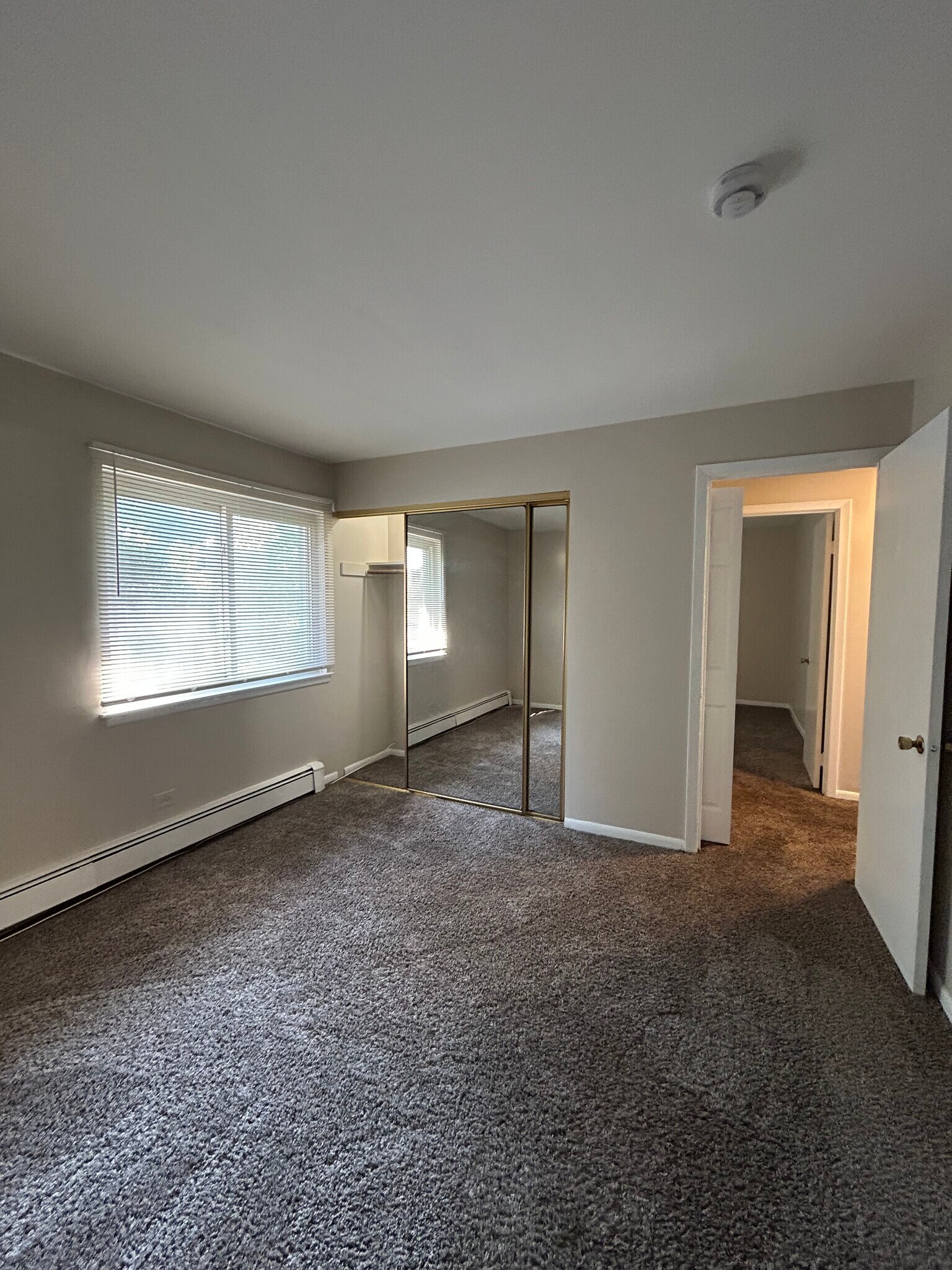 Building Photo - 555 Hill Dr